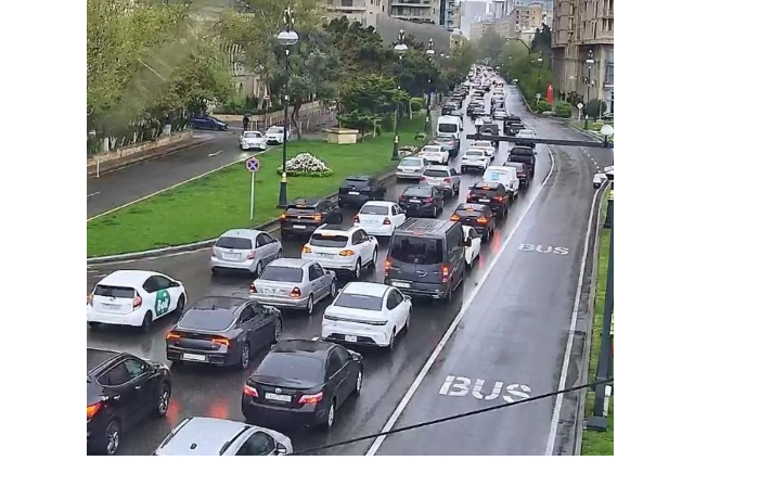 na-ryade-dorog-baku-zatrudneno-dvizhenie-transporta