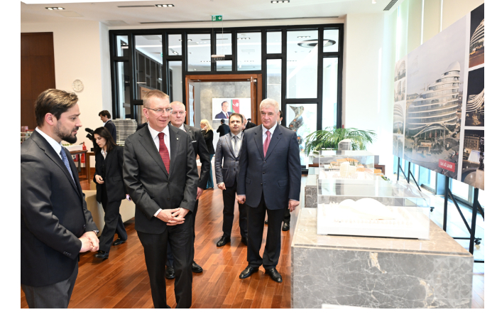 prezident-latvii-edgars-rinkevichs-posetil-baku-belyy-gorod-foto