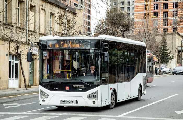 ayna-mobilizovalo-dopolnitelnye-avtobusy-na-marshruty-vdol-liniy-metro-posle-sboya-v-peregone