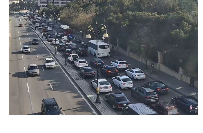 v-baku-na-ryade-avtomobilnykh-dorog-zatrudneno-dvizhenie-transporta