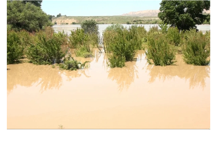 v-agdzhabedinskom-rayone-proizoshel-proryv-plotiny-na-reke-kura