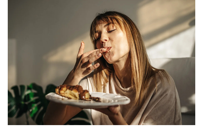 psikholog-raskryla-svyaz-shuma-i-tyagi-k-sladkomu