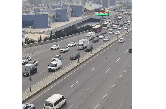 v-baku-na-ryade-osnovnykh-ulits-i-prospektov-zatrudneno-dvizhenie-transporta