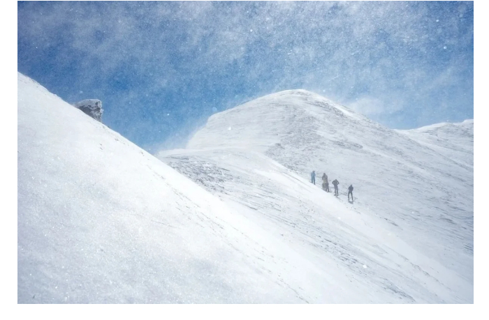 ledyanoy-obryv-zablokiroval-sotni-alpinistov-v-bazovom-lagere-na-evereste