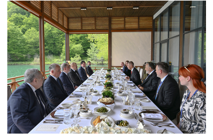 v-gabale-ot-imeni-prezidenta-ilkhama-alieva-dan-ofitsialnyy-lanch-v-chest-premer-ministra-chekhii-foto