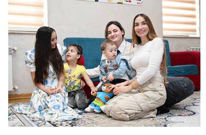 leyla-alieva-i-arzu-alieva-posetili-v-sheki-detskiy-dom-uchrezhdeniya-sotsialnykh-uslug-foto