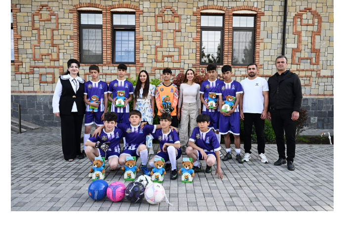 leyla-alieva-i-arzu-alieva-posetili-v-sheki-detskiy-dom-uchrezhdeniya-sotsialnykh-uslug-foto