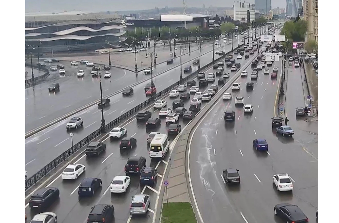 v-baku-na-17-ulitsakh-i-prospektakh-nablyudayutsya-probki