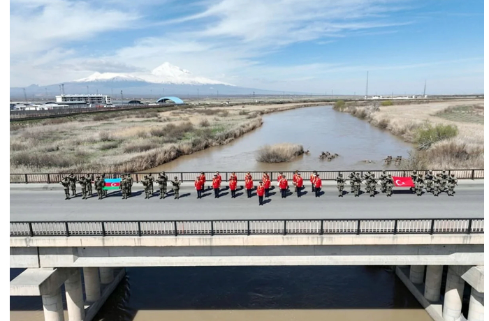 voennye-azerbaydzhana-i-turtsii-obmenyalis-flagami