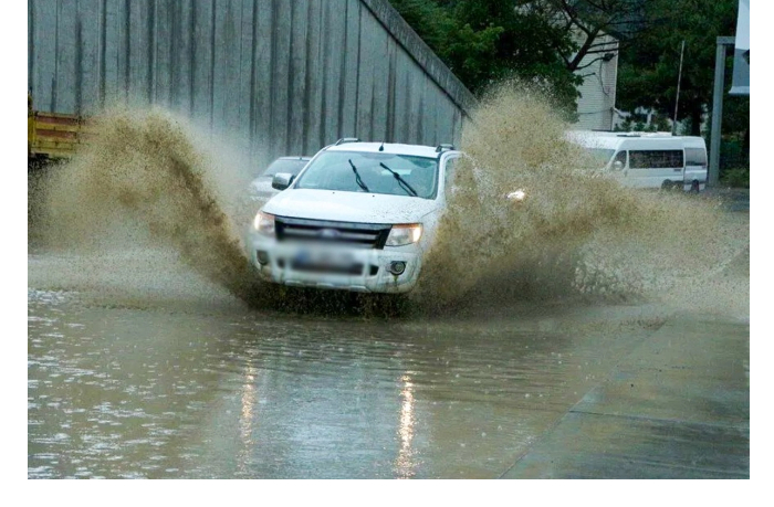 chem-opasna-yezda-po-zatoplennym-dorogam