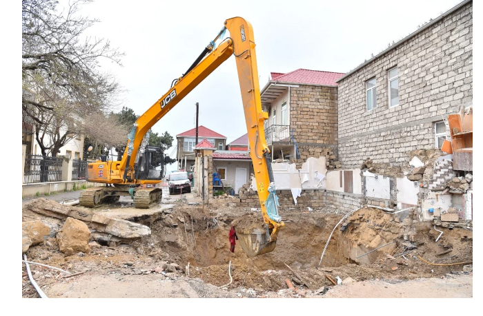 adsea-v-baku-snesen-dom-postroennyy-nad-kollektorom