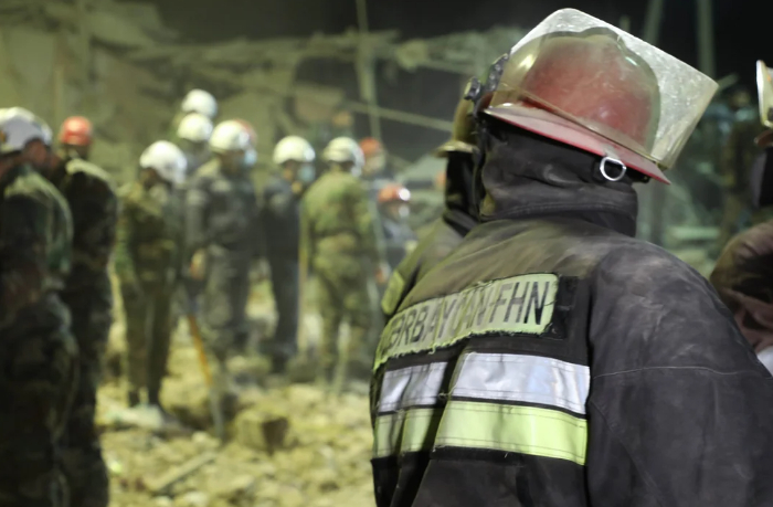 v-baku-pri-obrushenii-doma-postradala-zhenshchina