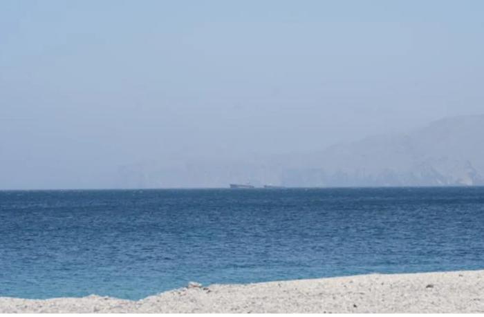 pervoe-sudno-proshlo-cherez-ormuzskiy-proliv-posle-obyavleniya-peremiriya