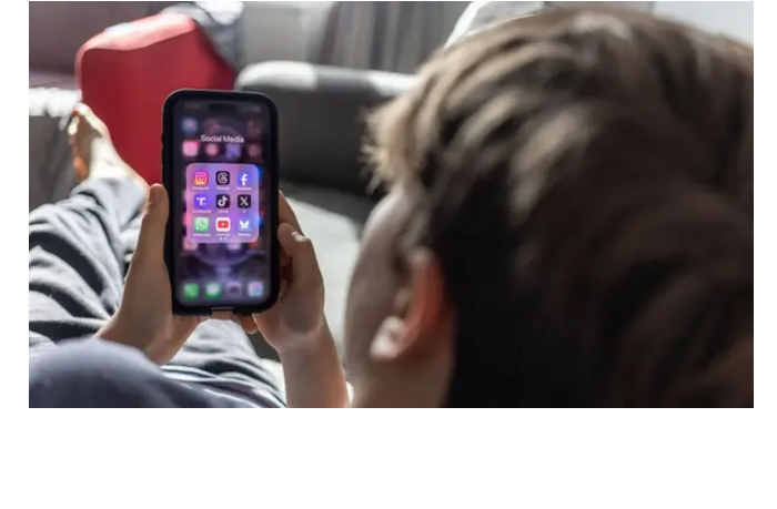 v-gretsii-detyam-do-15-let-zapretili-sotsseti