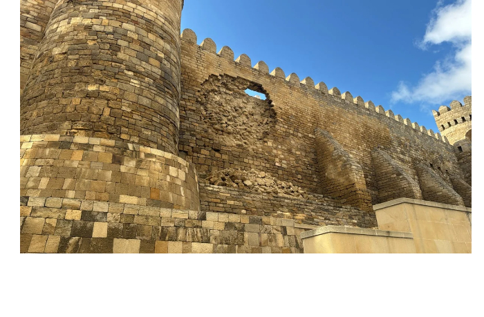 v-icherishekher-obrushilas-chast-krepostnykh-sten