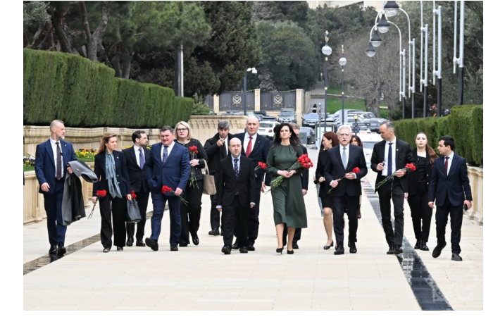 premer-litvy-posetila-alleyu-shekhidov-v-baku