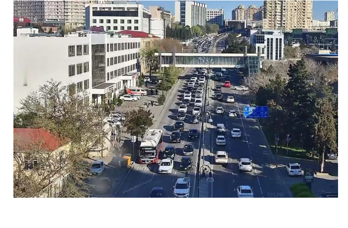 na-ryade-bakinskikh-ulits-i-prospektov-zatrudneno-dvizhenie-transporta