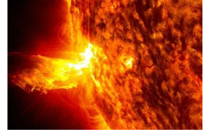 na-solntse-proizoshla-silnaya-vspyshka