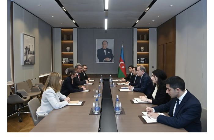 bayramov-obsudil-s-glavoy-mkkk-gumanitarnoe-sotrudnichestvo-i-regionalnuyu-povestku