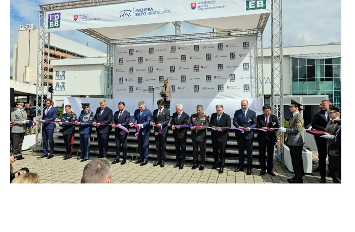 zakir-gasanov-oznakomilsya-s-oboronnoy-produktsiey-na-ideb-v-bratislave