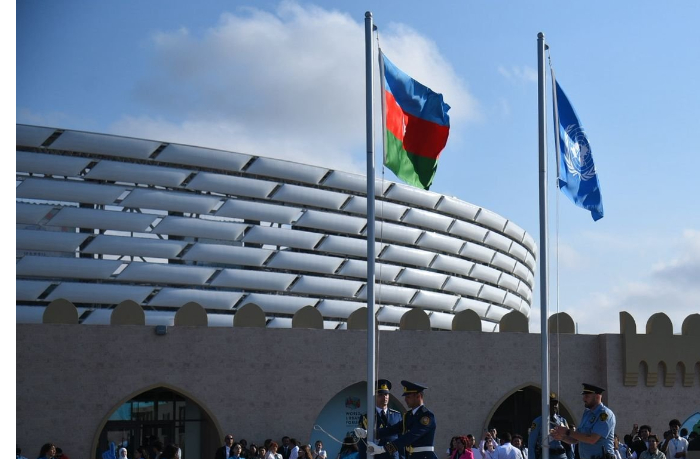 wuf13-v-baku-zavershilsya-tseremoniey-spuska-flagov-azerbaydzhana-i-oon-foto