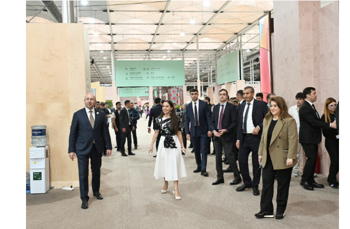 vitse-prezident-fonda-geydara-alieva-leyla-alieva-i-rukovoditel-baku-media-tsentra-arzu-alieva-oznakomilis-s-vystavkoy-urban-expo-foto