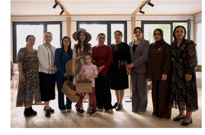 leyla-alieva-vstretilas-s-uchastnitsami-proekta-rooted-hands