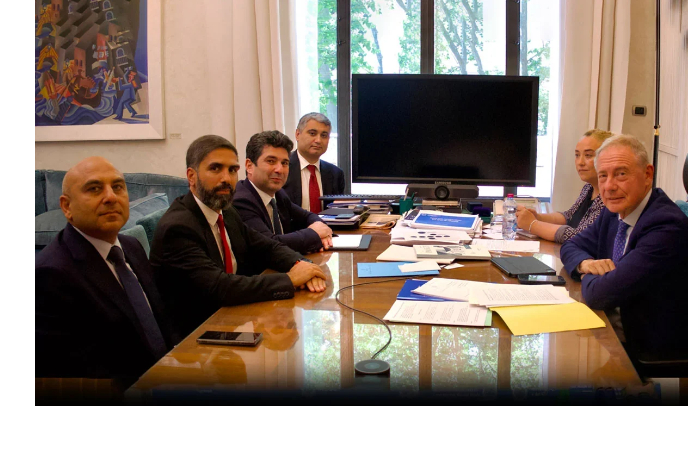 delegatsiya-socar-vstretilas-s-ministrom-ekonomicheskogo-razvitiya-italii-foto