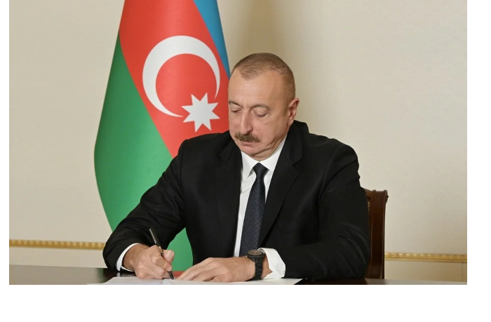 ilkham-aliev-nagradil-gruppu-azerbaydzhanskikh-kovrodelov-medalyu-tereggi