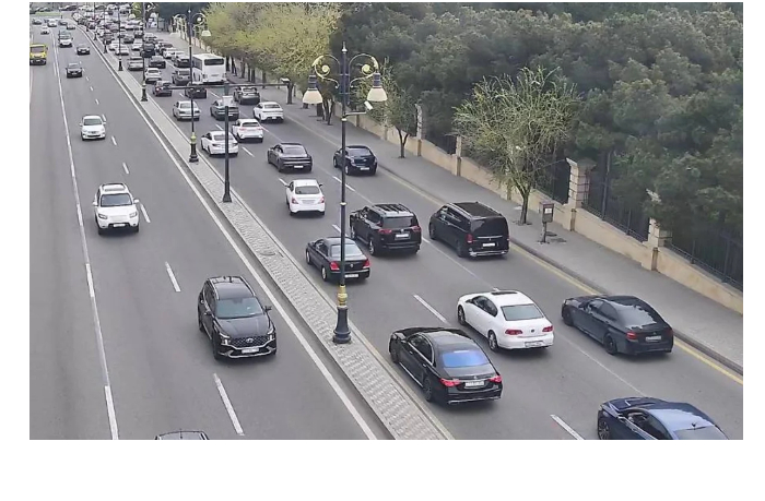 na-ryade-ulits-i-prospektov-stolitsy-zatrudneno-dvizhenie-transporta