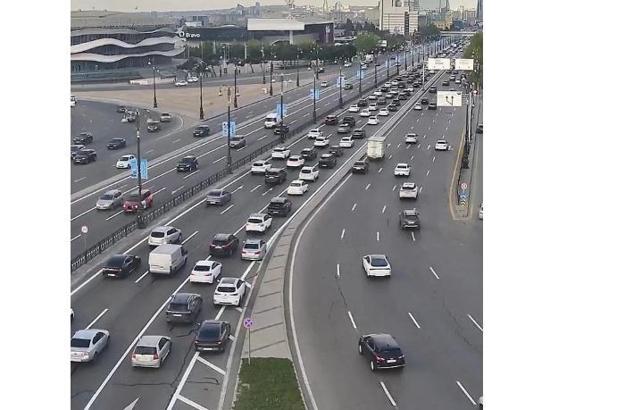 na-ryade-ulits-i-prospektov-baku-zatrudneno-dvizhenie-transporta