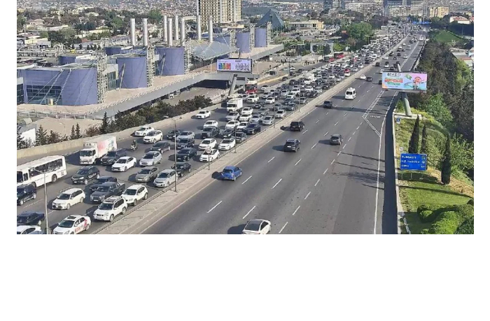 v-baku-nablyudaetsya-intensivnoe-dvizhenie-na-ryade-dorog-i-prospektov