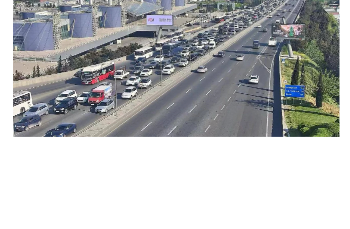 na-ryade-ulits-i-prospektov-baku-zatrudneno-dvizhenie-transporta