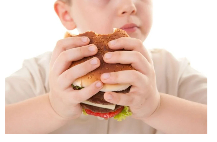vrach-nazval-samye-opasnye-produkty-kotorye-milliony-lyudey-yedyat-yezhednevno