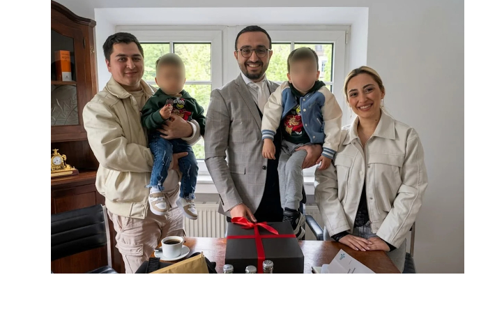 azerbaydzhanskaya-para-vernula-detey-otobrannykh-v-parizhe-foto