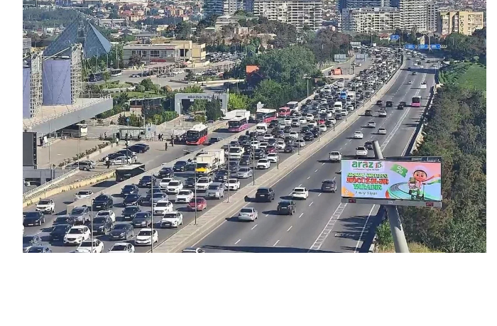 v-baku-na-12-ulitsakh-i-prospektakh-zatrudneno-dvizhenie-transporta