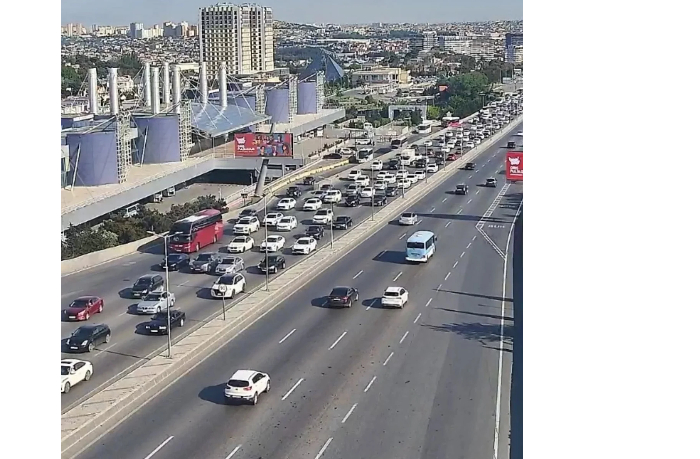 na-ryade-ulits-i-prospektov-baku-zatrudneno-dvizhenie-transporta