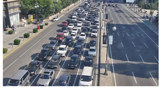 v-baku-na-ryade-ulits-i-prospektov-zatrudneno-dvizhenie-transporta