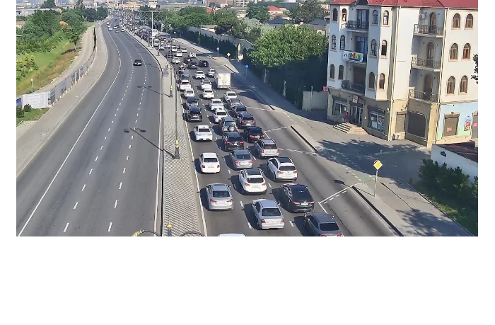 v-baku-na-ryade-ulits-i-prospektov-zatrudneno-dvizhenie-transporta