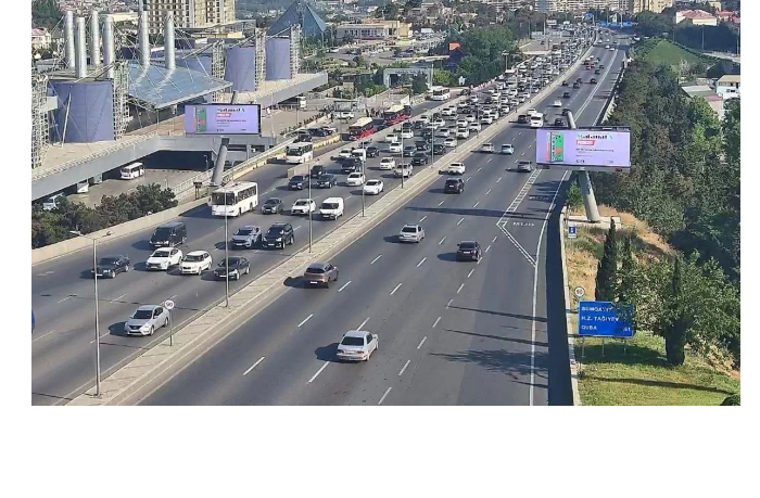 na-ryade-ulits-i-prospektov-baku-zatrudneno-dvizhenie-transporta