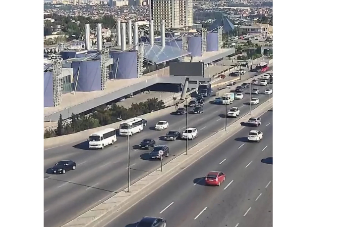 na-ryade-ulits-i-prospektov-baku-zatrudneno-dvizhenie-transporta