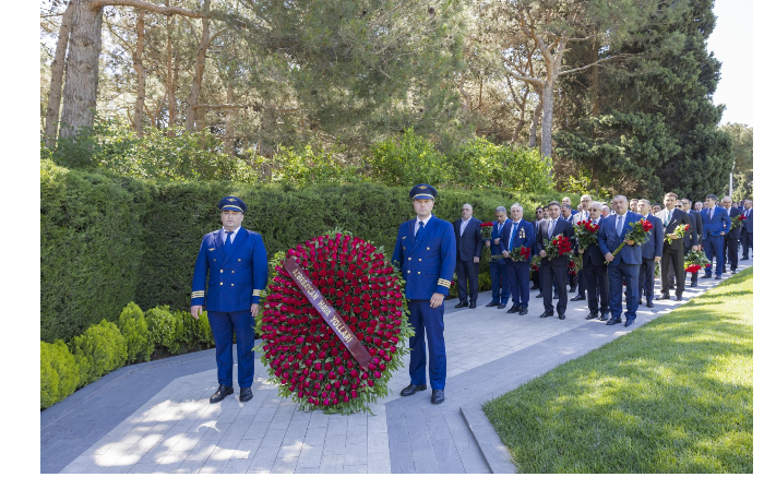 kollektiv-azal-i-predstaviteli-grazhdanskoy-aviatsii-posetili-alleyu-pochetnogo-zakhoroneniya-foto