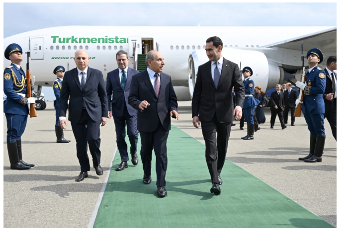 prezident-turkmenistana-serdar-berdymukhamedov-pribyl-s-vizitom-v-azerbaydzhan