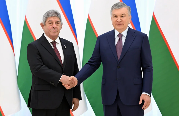 shavkat-mirziyoev-vruchil-poslu-azerbaydzhana-orden-menat-shurati