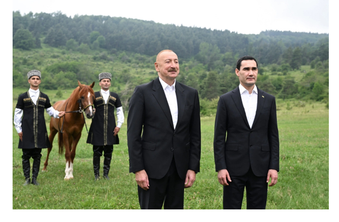 prezidentu-turkmenistana-prepodnesen-v-dar-karabakhskiy-skakun