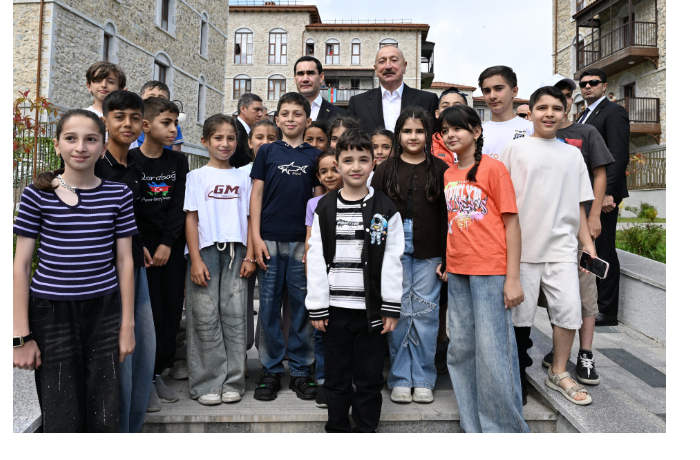 prezident-ilkham-aliev-i-prezident-serdar-berdymukhamedov-pobyvali-v-pervom-zhilom-komplekse-postroennom-v-gorode-shusha-foto