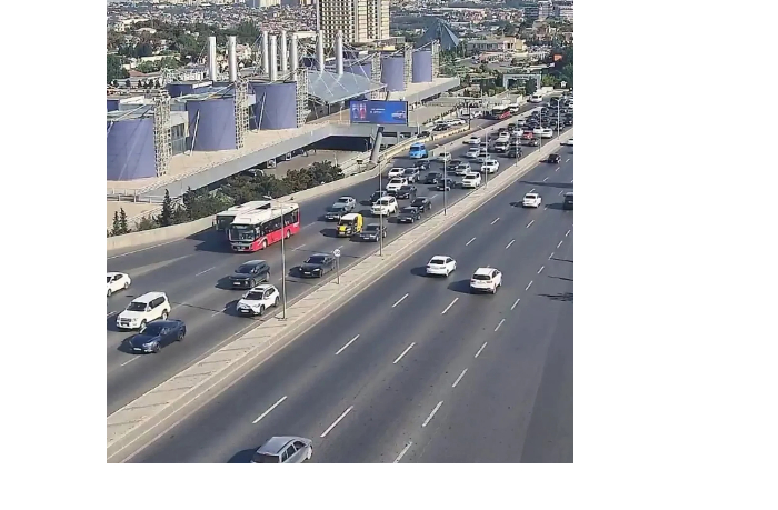 na-ryade-ulits-i-prospektov-baku-zatrudneno-dvizhenie-transporta