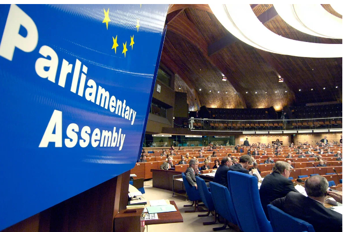 pase-prinyala-rezolyutsiyu-s-aktsentom-na-degradatsiyu-demokratii-v-gruzii
