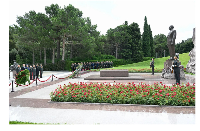 zakir-gasanov-posetil-park-pobedy-i-voennoe-memorialnoe-kladbishche