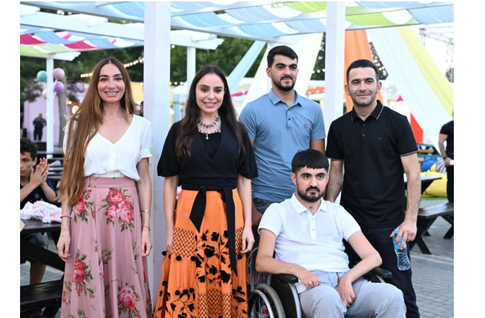 leyla-alieva-i-arzu-alieva-posetili-letniy-festival-candyfest